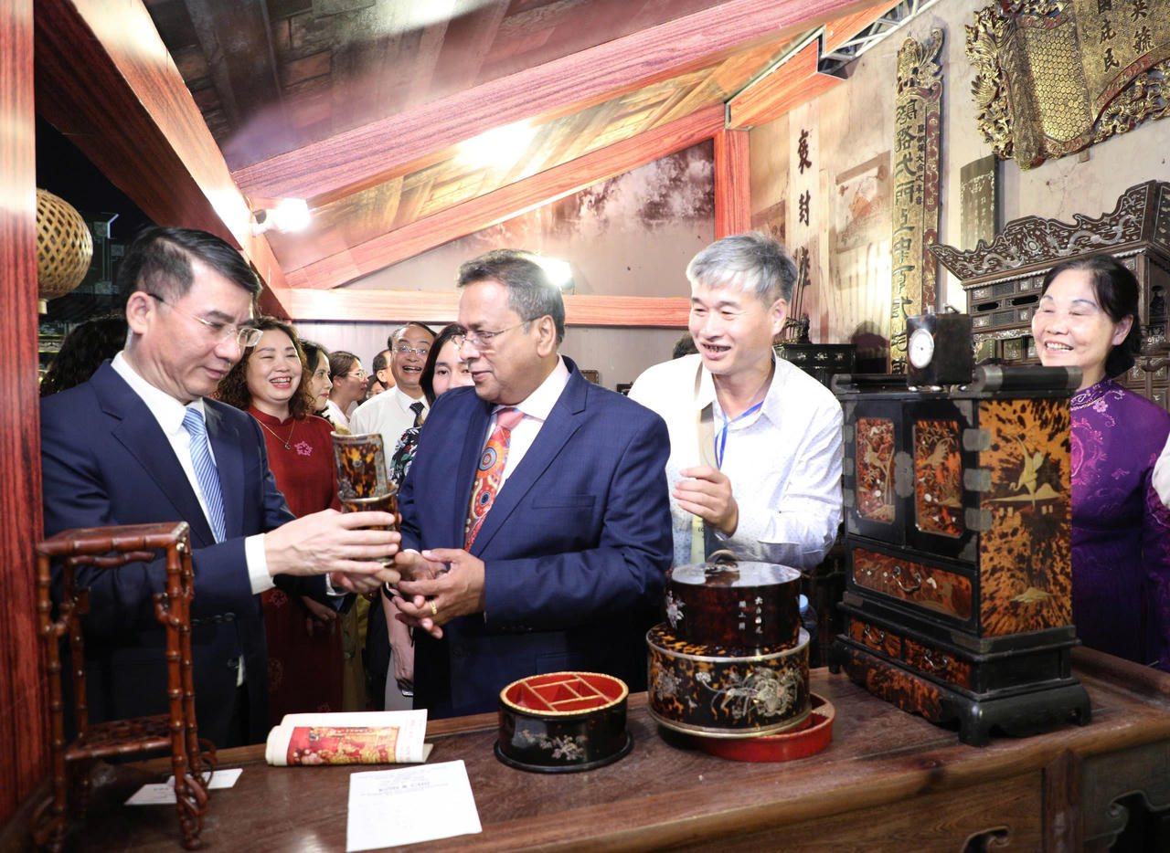 Các đại biểu tham quan các sản phẩm của 2 làng nghề.