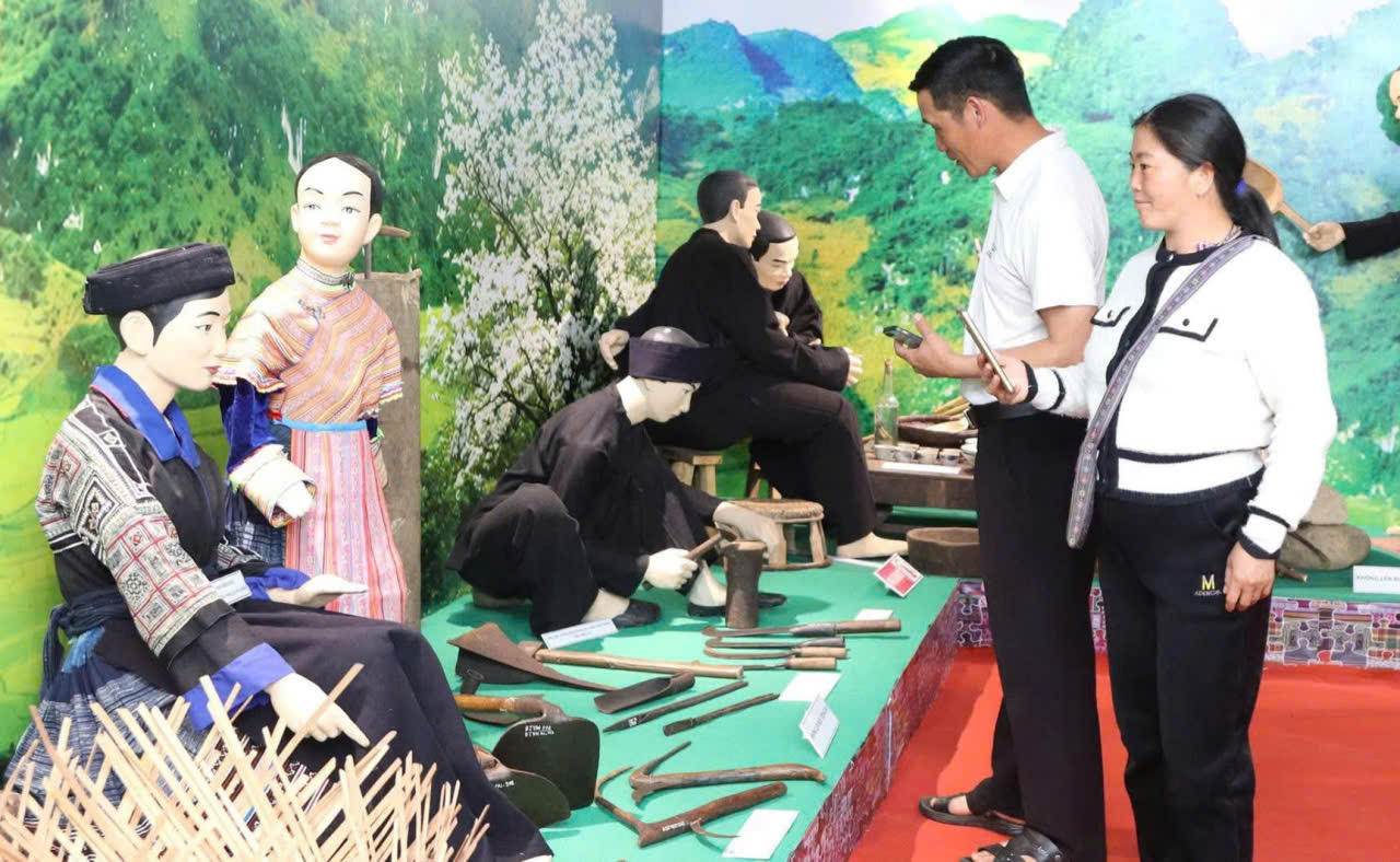 Người dân tham gia trải nghiệm tại triển lãm.