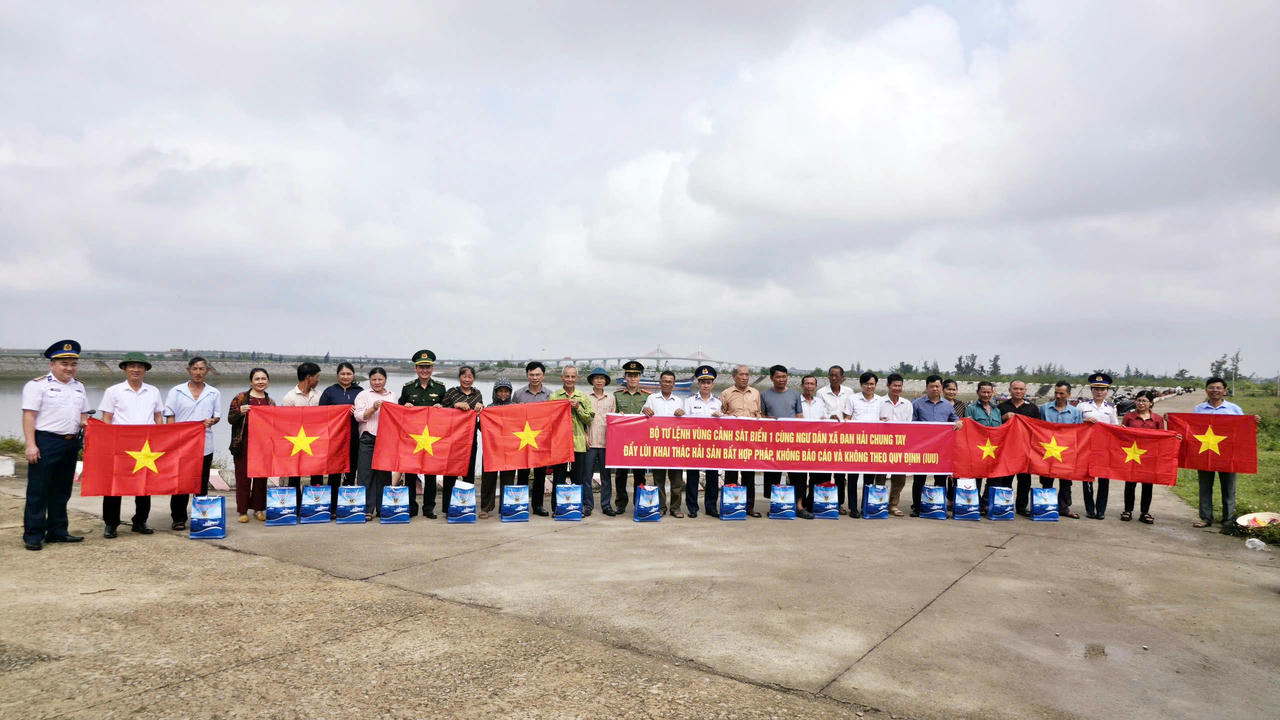  Cán bộ, chiến sĩ Cảnh sát biển cùng các lực lượng và bà con ngư dân chụp ảnh lưu niệm, ký cam kết chấp hành nghiêm các quy định về khai thác hải sản hợp pháp, không vi phạm IUU