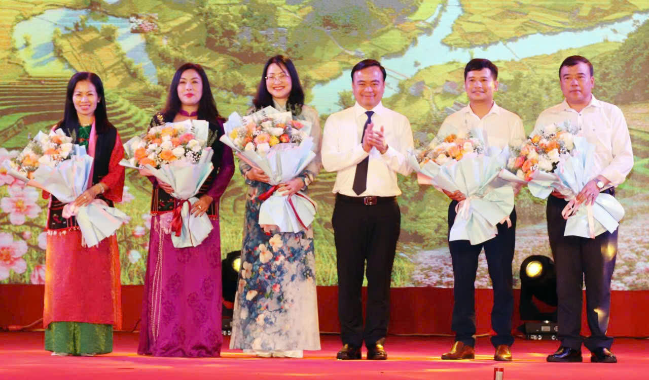 Các đại biểu tặng hoa chúc mừng tại lễ khai mạc.