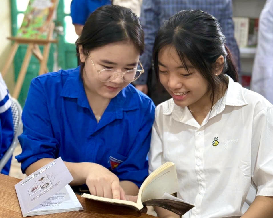 Các em học sinh trên địa bàn đọc sách tại thư viện. (Ảnh: Lê Hanh)
