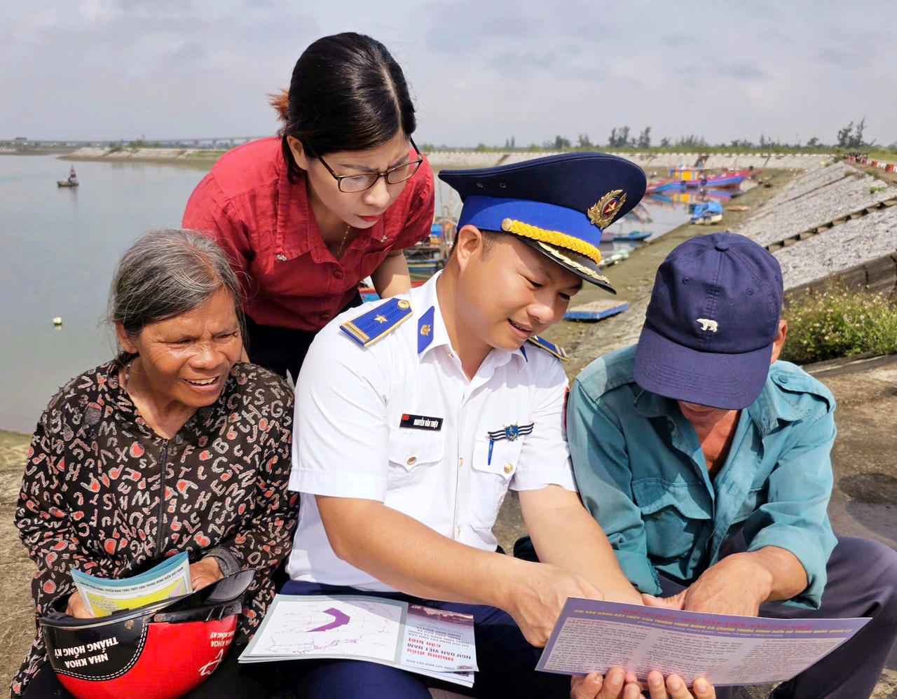 Cán bộ, chiến sĩ lực lượng Cảnh sát biển đã trực tiếp tuyên truyền các quy định của pháp luật về biển, đảo cho bà con ngư dân tại xã Đan Hải