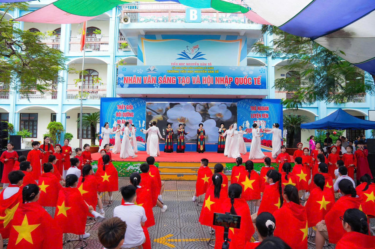 Giáo viên và học sinh Trường Tiểu học Nguyễn Văn Tố biểu diễn các tiết mục ca trù, hát văn tại chương trình.
