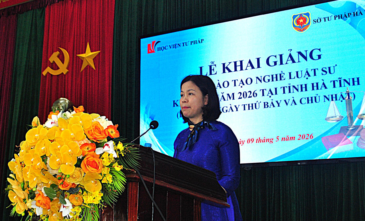 TS. Nguyễn Thị Thu Hồng, Phó trưởng Phòng Đào tạo và Công tác học viên (Học viện Tư pháp) công bố quyết định mở lớp và báo cáo Khai giảng khoá học.