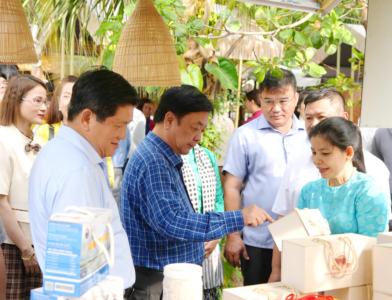 Ông Lê Minh Hoan - nguyên Phó Chủ tịch Quốc hội (áo sơ mi sọc xanh) và ông Lê Văn Sử - Phó Chủ tịch UBND tỉnh Cà Mau, tham quan các gian hàng trưng bày sản phẩm OCOP bên lề tọa đàm.