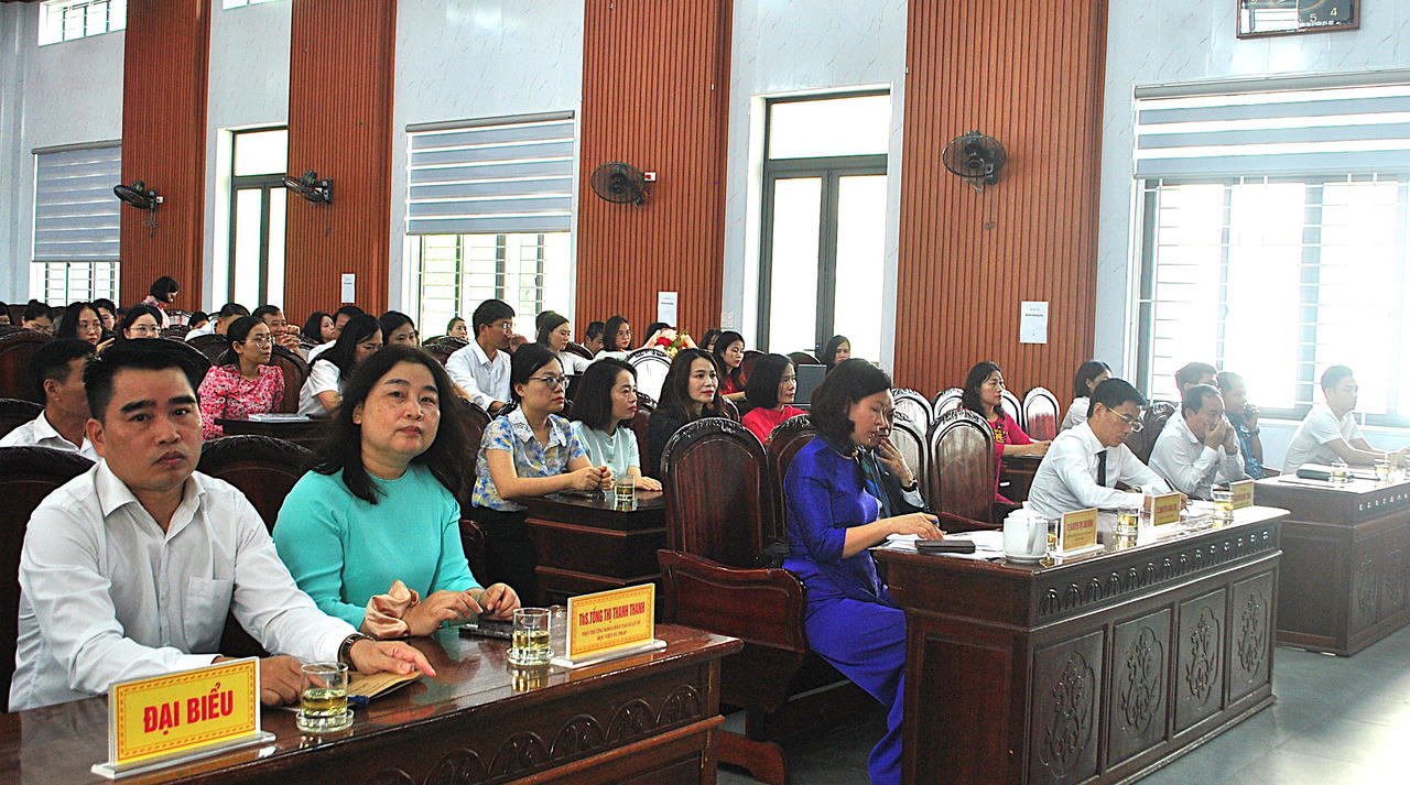 Các đại biểu dự&nbsp;lễ khai giảng.