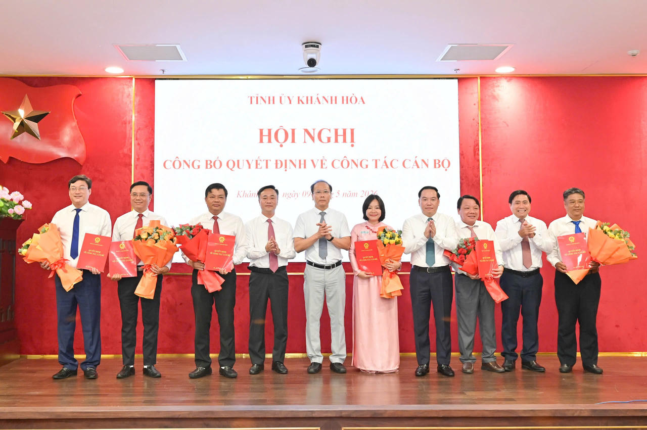 Lãnh đạo tỉnh Khánh Hòa trao quyết định và tặng hoa chúc mừng các cán bộ được điều động, chỉ định, bổ nhiệm chức vụ mới.