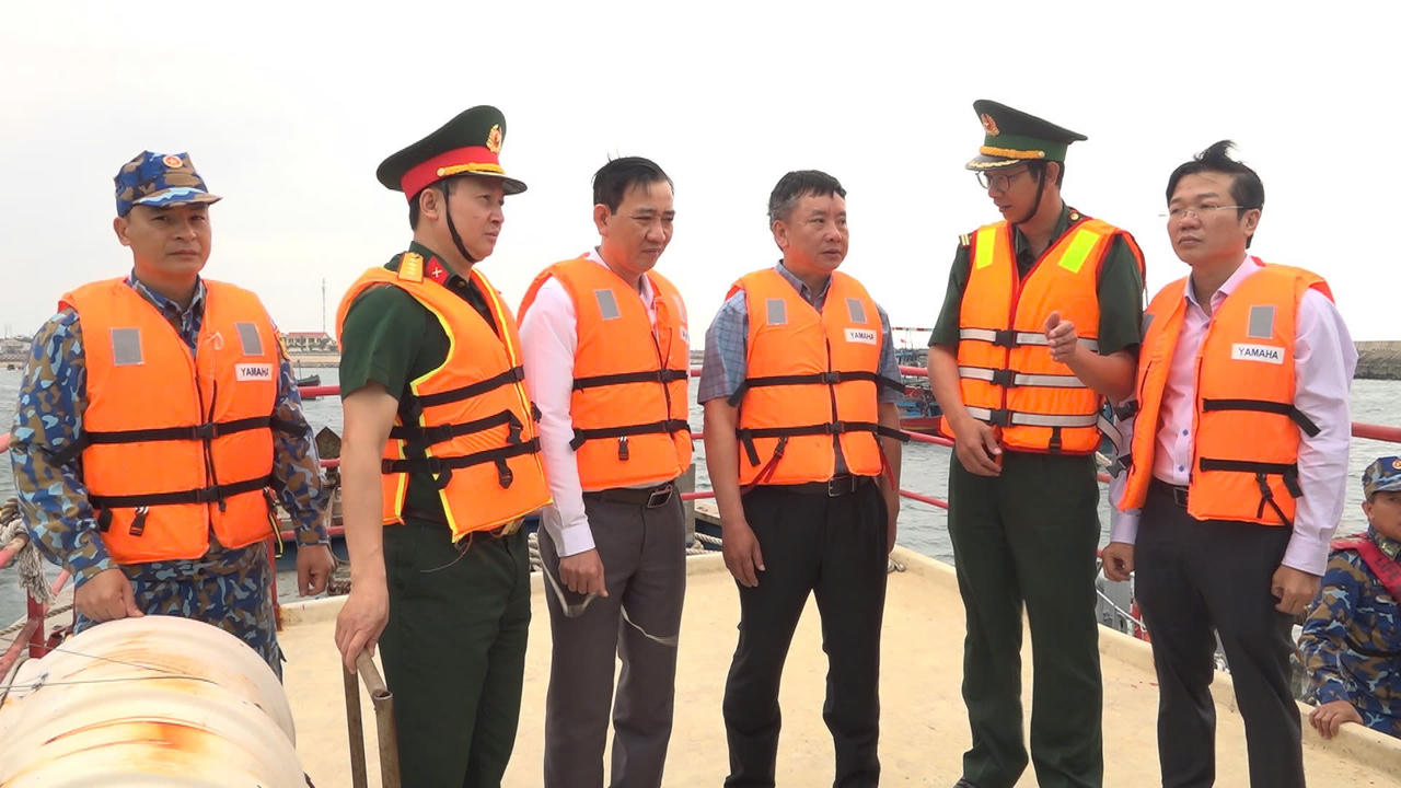 Phó Chủ tịch UBND Thành phố hỏi thăm, động viên lực lượng tham gia cứu nạn.
