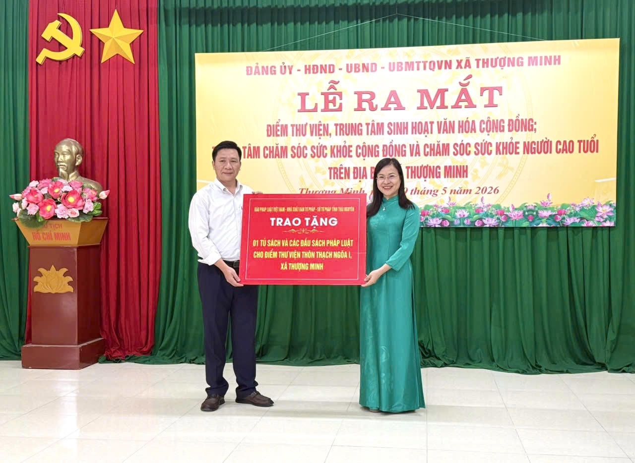 Tại chương trình, Báo Pháp luật Việt Nam phối hợp với Nhà xuất bản Tư pháp và Sở Tư pháp tỉnh Thái Nguyên đã trao tặng 1 tủ sách và các đầu sách pháp luật cho điểm thư viện thôn Thạch Ngõa 1 - xã Thượng Minh. (Ảnh: Lê Hanh)