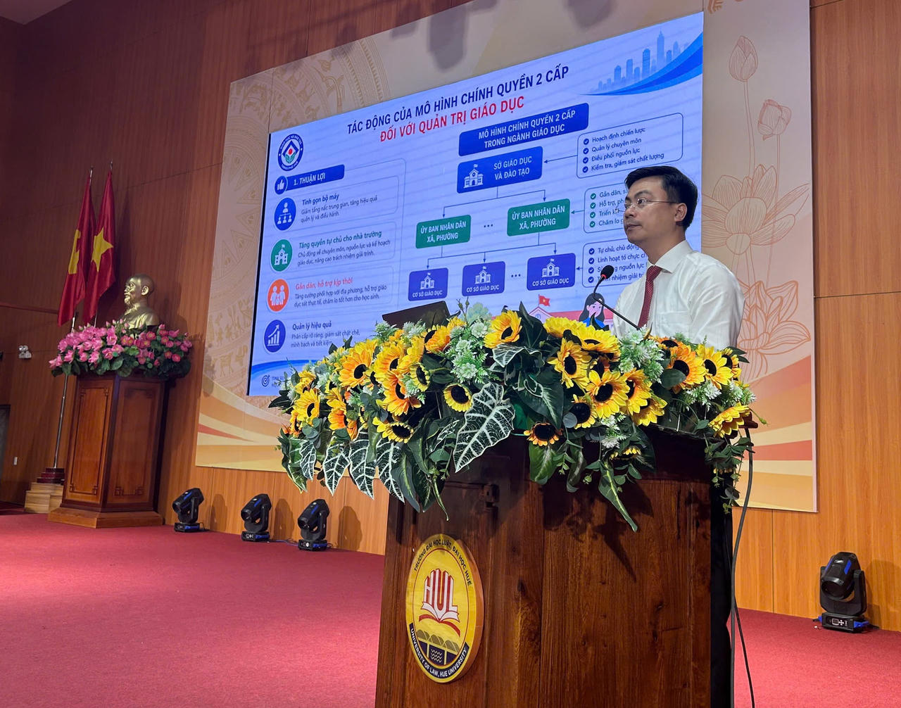 Thầy giáo Phạm Bá Thành - Chánh Văn phòng Sở GD&ĐT trình bày tác động của mô hình chính quyền 2 cấp đối với quản trị giáo dục.