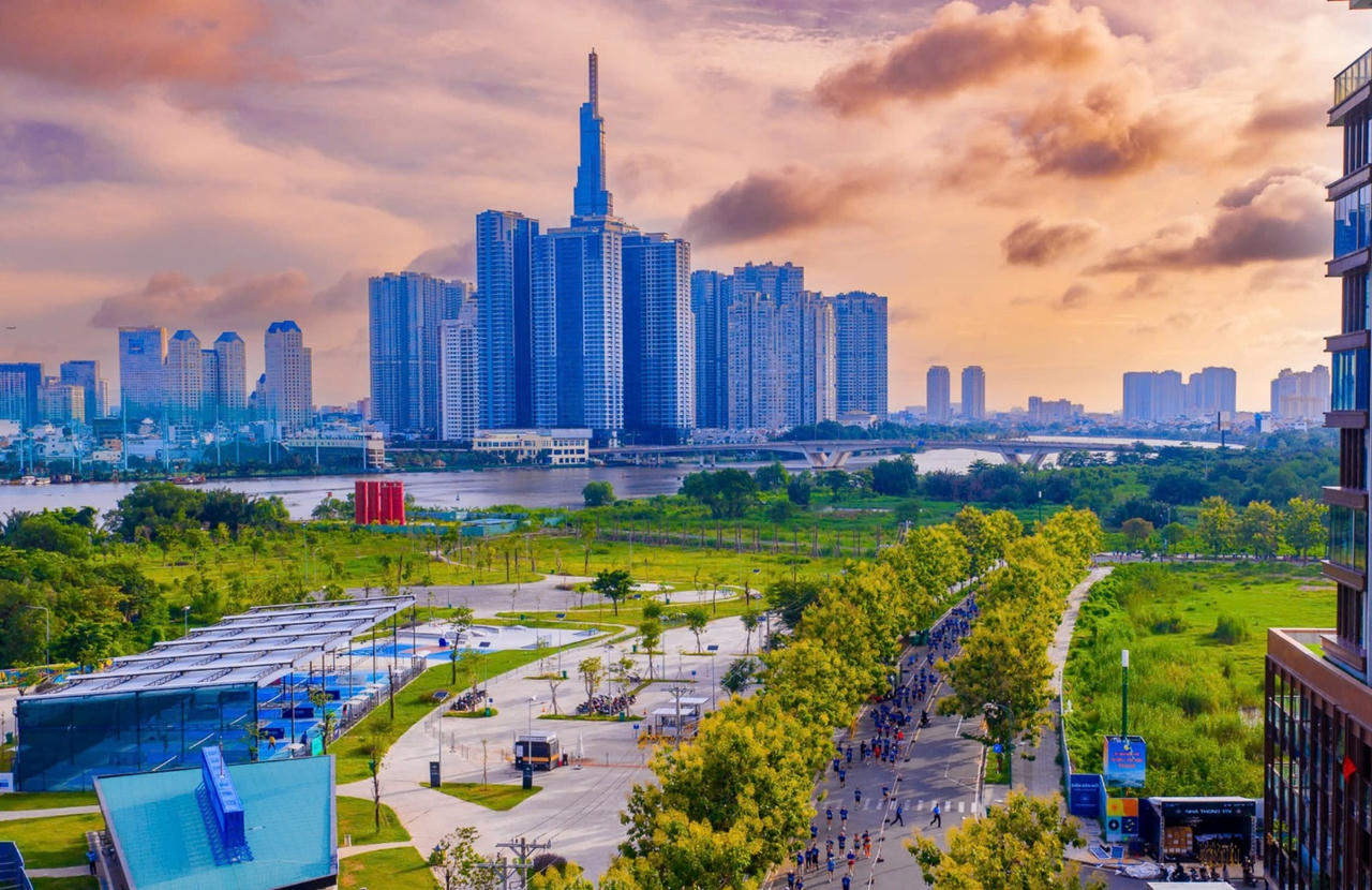 Giải chạy với ba cự ly 5 - 10 và 21km, đưa các runners khám phá vẻ đẹp của Thành phố Hồ Chí Minh.