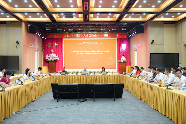Phát huy vai trò chiến sĩ của các nhà báo trên không gian mạng, Đảng ủy Báo Pháp luật Việt Nam tổ chức Lễ phát động tham gia Cuộc thi Bảo vệ nền tảng tư tưởng của Đảng.
