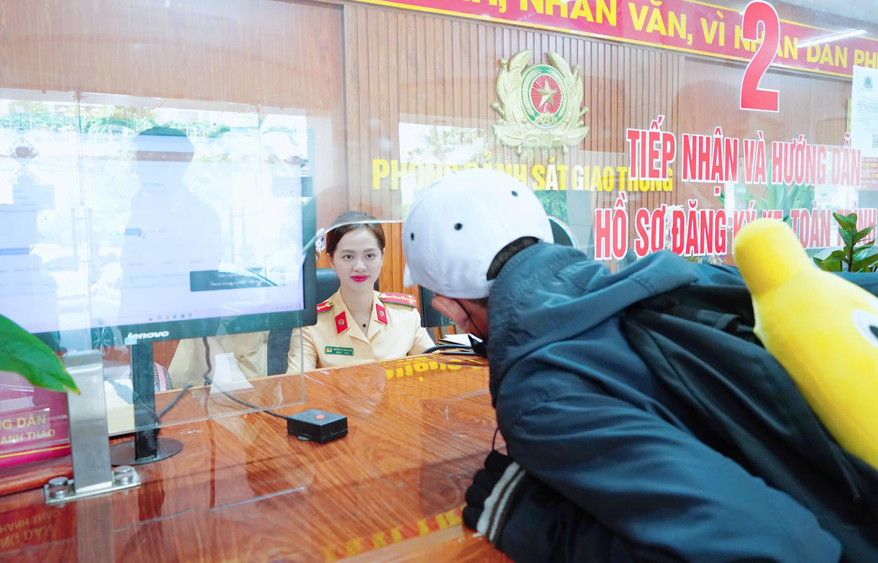Người dân đến làm thủ tục tại&nbsp;Phòng CSGT Công an thành phố Đồng Nai.
