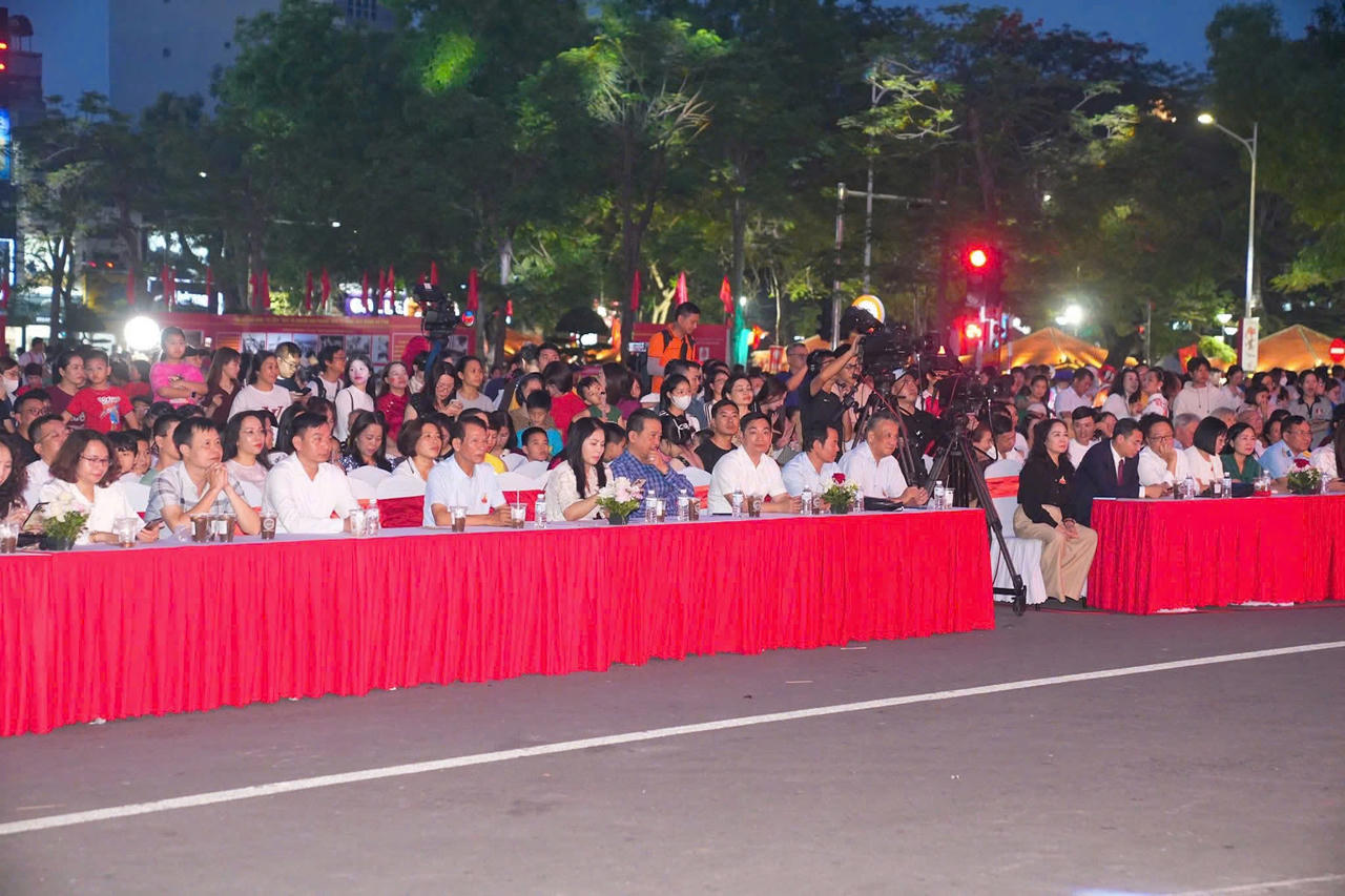 Đại biểu dự Lễ khai mạc Liên hoan.