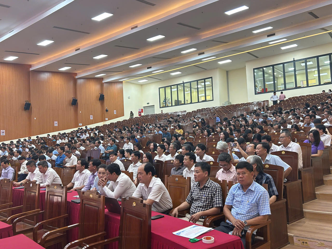 Hơn 350 cán bộ quản lý giáo dục trên địa bàn tham dự Hội nghị.