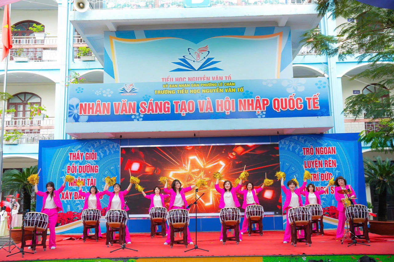 Đoàn nghệ thuật Bujihwa (Hàn Quốc) mang đến những tiết mục sôi động, đậm sắc màu văn hóa truyền thống và hiện đại.
