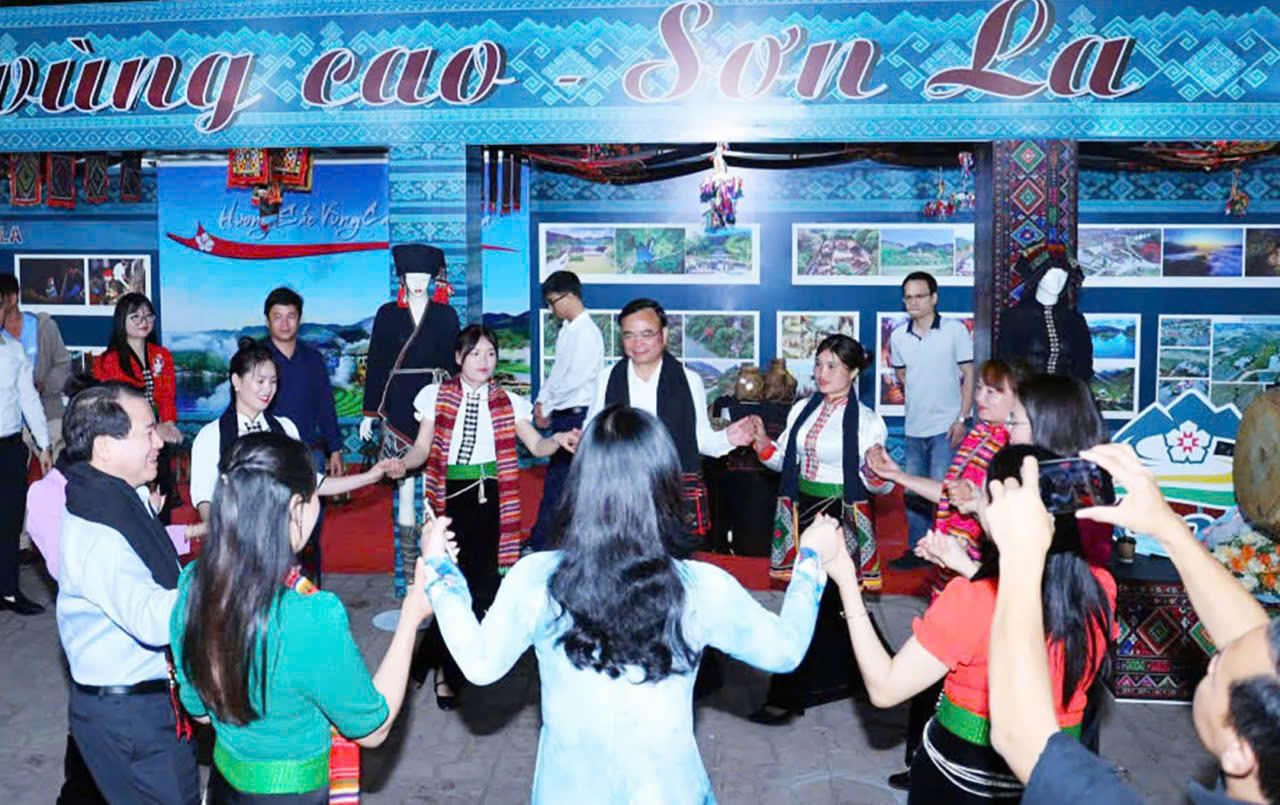 Đại biểu c&ugrave;ng người d&acirc;n tham gia nhảy điệu xo&egrave; Th&aacute;i tại lễ khai mạc.