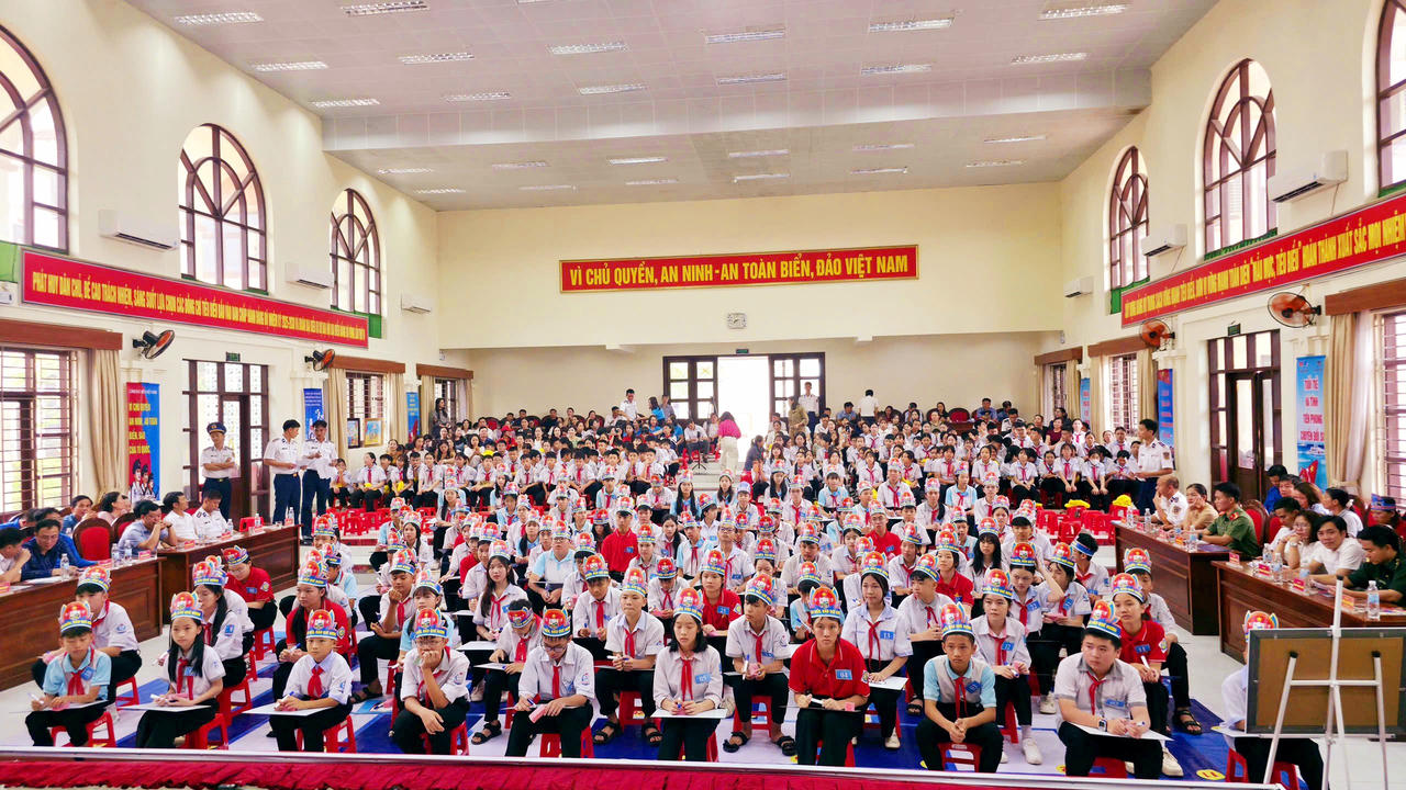 Bộ Tư lệnh Vùng Cảnh sát biển 1 đẩy mạnh công tác dân vận, tuyên truyền biển đảo tại Hà Tĩnh