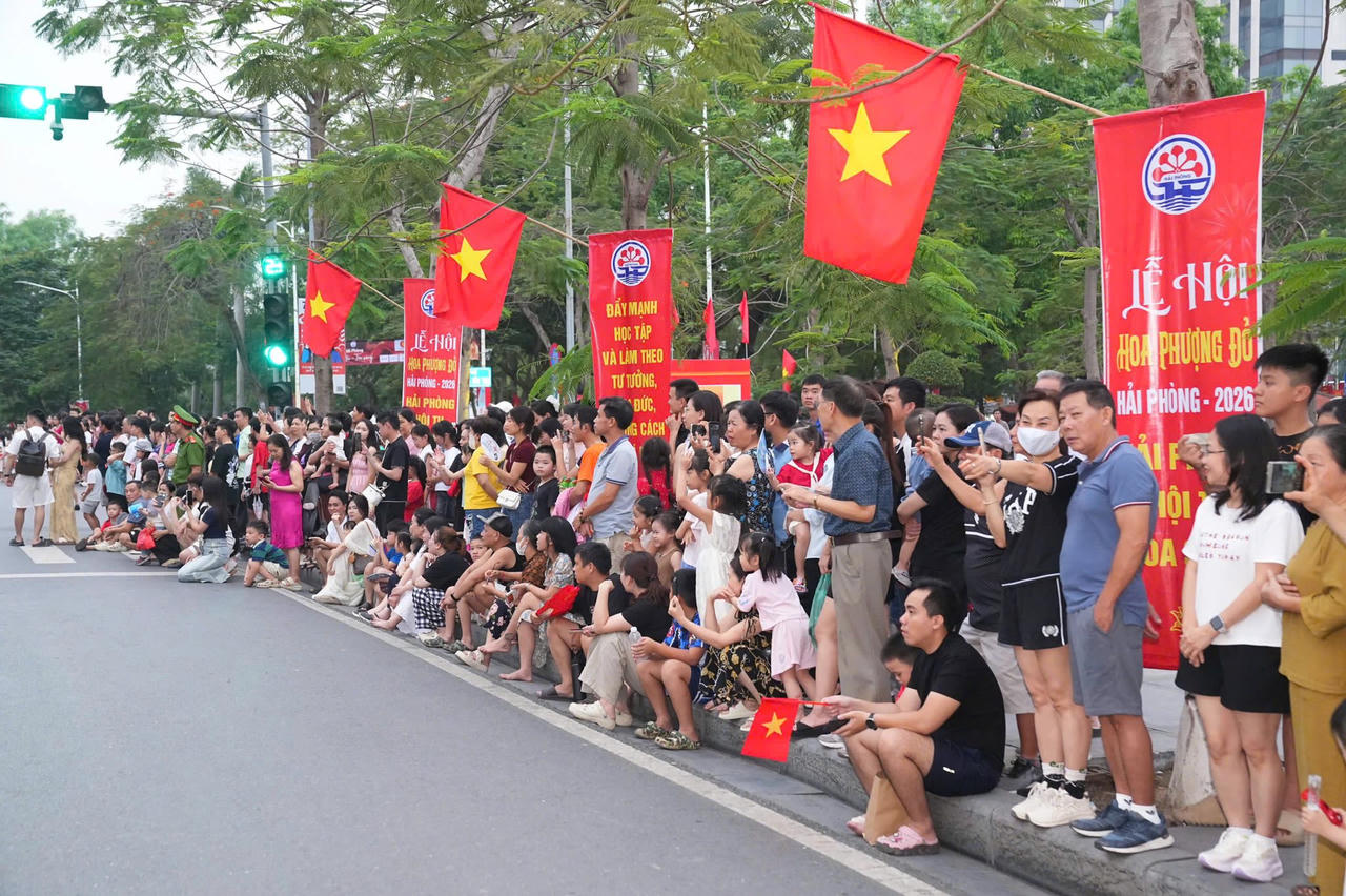 Chương trình diễu hành khai mạc liên hoan thu hút đông đảo nhân dân tham gia.
