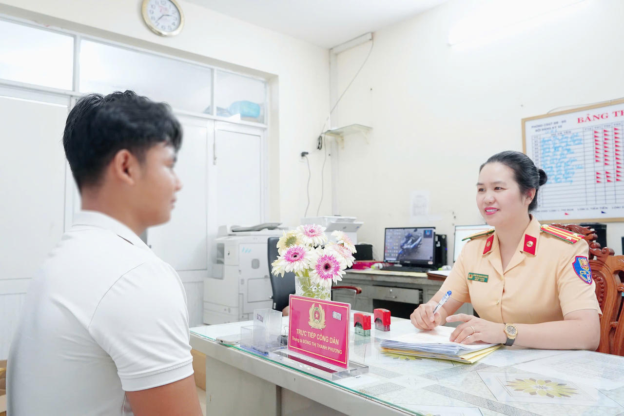 Trung tá Đồng Thị Thanh Phương - Phó Đội trưởng Đội Đăng ký, quản lý phương tiện giao thông tiếp công dân.