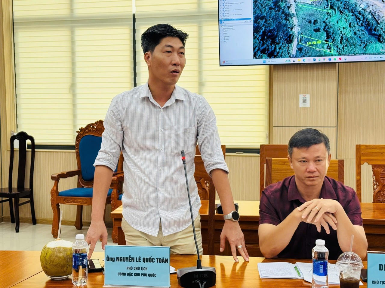 Ông Nguyễn Lê Quốc Toàn – PCT UBND đặc khu, Trưởng ban Cưỡng chế  báo cáo 