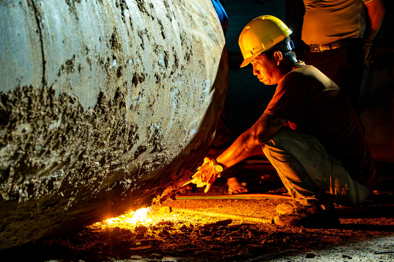 Công nhân thi công xuyên đêm để kịp tiến độ.