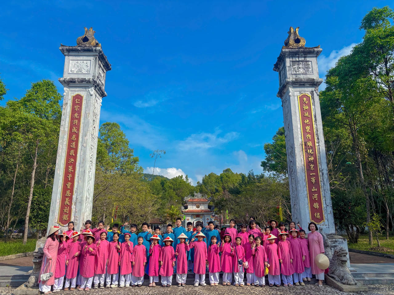 Học sinh tham gia hoạt động trải nghiệm, giáo dục truyền thống tại di tích lịch sử, góp phần lan tỏa giá trị văn hóa và nâng cao hiệu quả giáo dục toàn diện sau một năm triển khai mô hình chính quyền hai cấp.