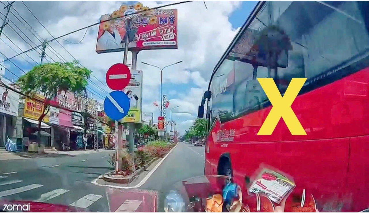 Xe khách&nbsp;vượt xe thiếu an toàn, ép các phương tiện lưu thông cùng chiều&nbsp;trên tuyến ĐT741.