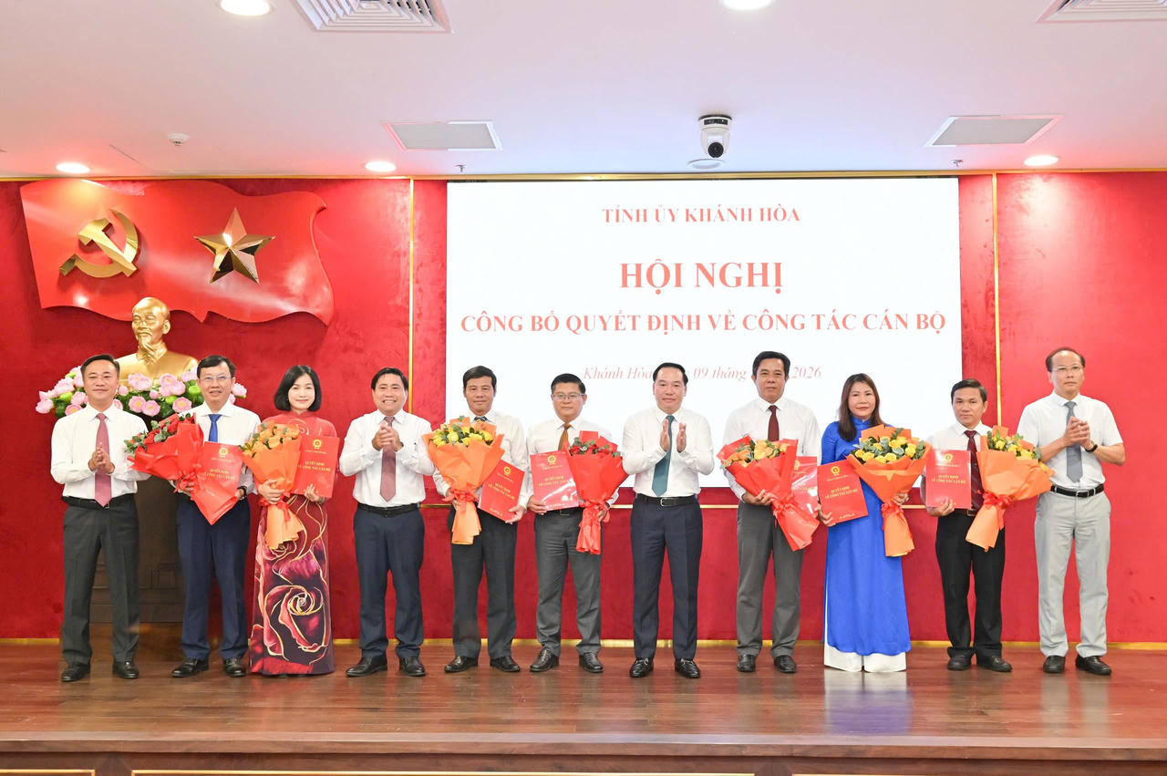 Lãnh đạo tỉnh Khánh Hòa trao quyết định và tặng hoa chúc mừng các cán bộ được điều động, chỉ định, bổ nhiệm chức vụ mới.