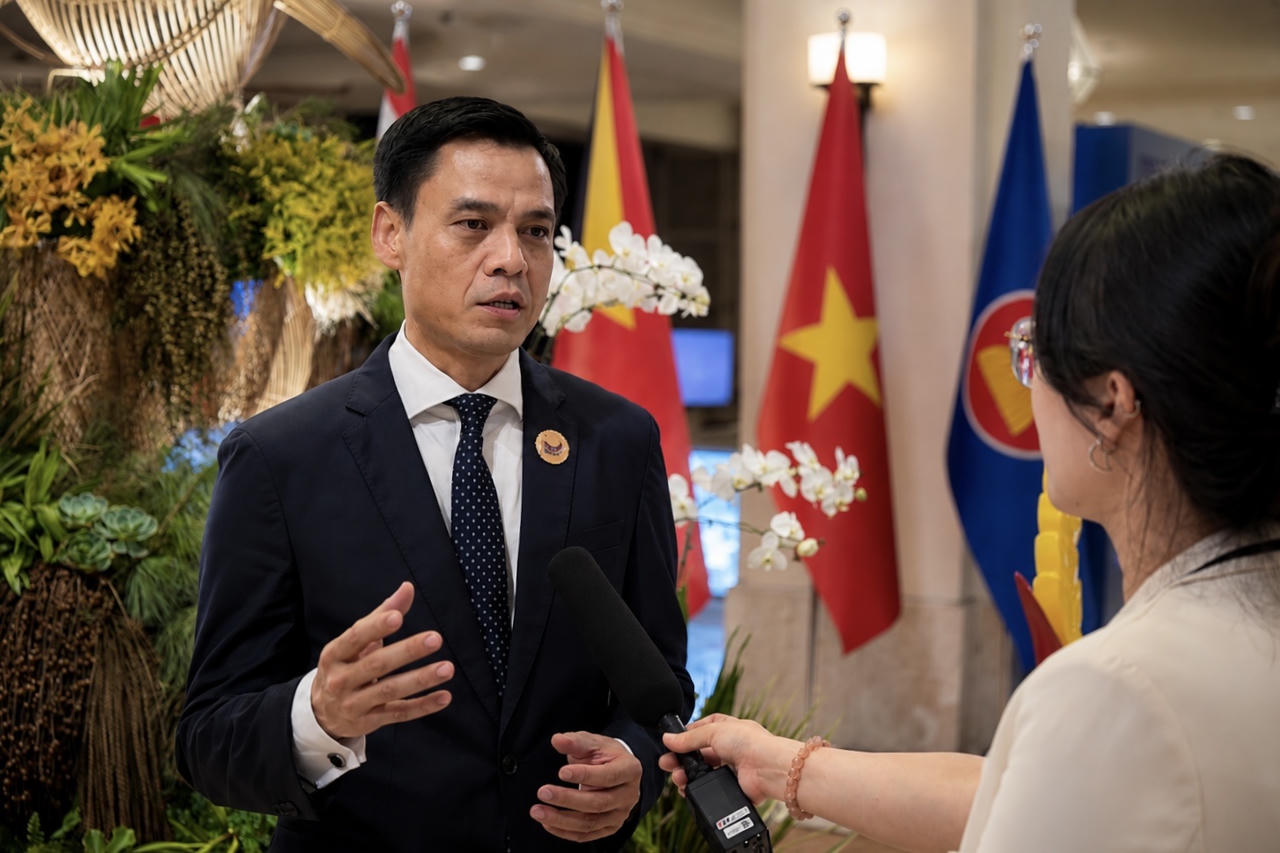 Thứ trưởng Bộ Ngoại giao Đặng Hoàng Giang trả lời phỏng vấn.