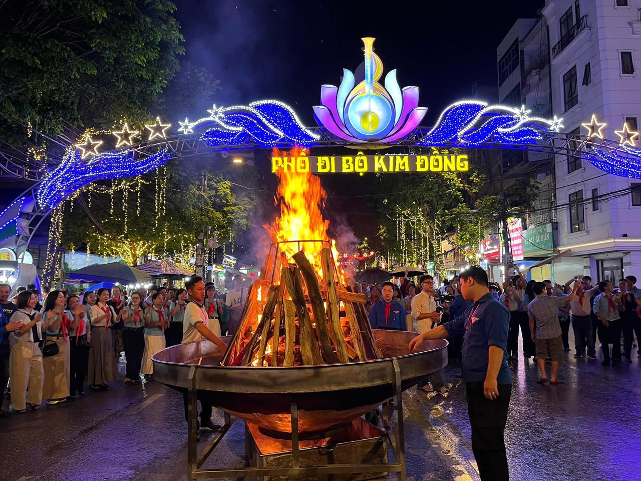 Ánh lửa trại tại buổi lễ. (Ảnh: PV)