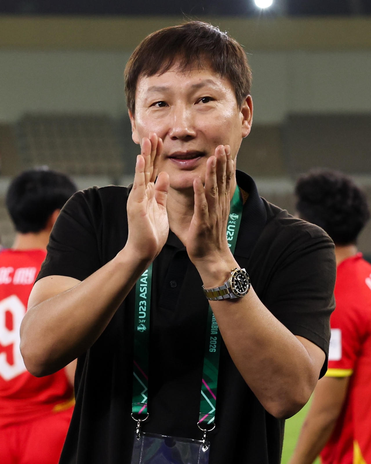 Tham dự buổi lễ bốc thăm chia bảng có HLV trưởng Kim Sang Sik (Ảnh FIFA)