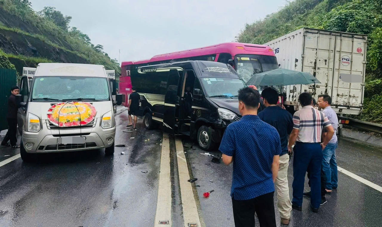 Dầu loang trên cao tốc Nội Bài - Lào Cai, 4 ô tô va chạm liên hoàn