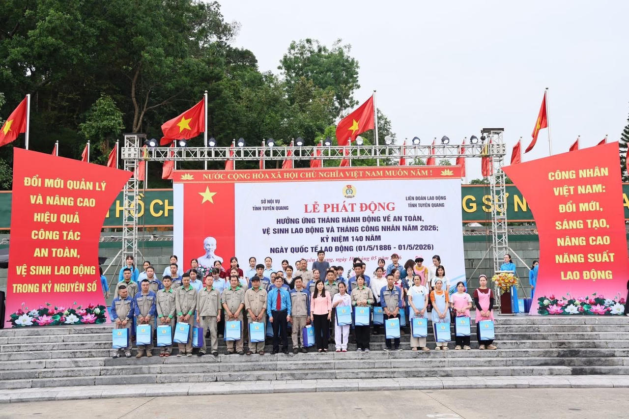 BTC tặng quà cho công nhân có hoàn cảnh khó khăn. (Ảnh: PV)