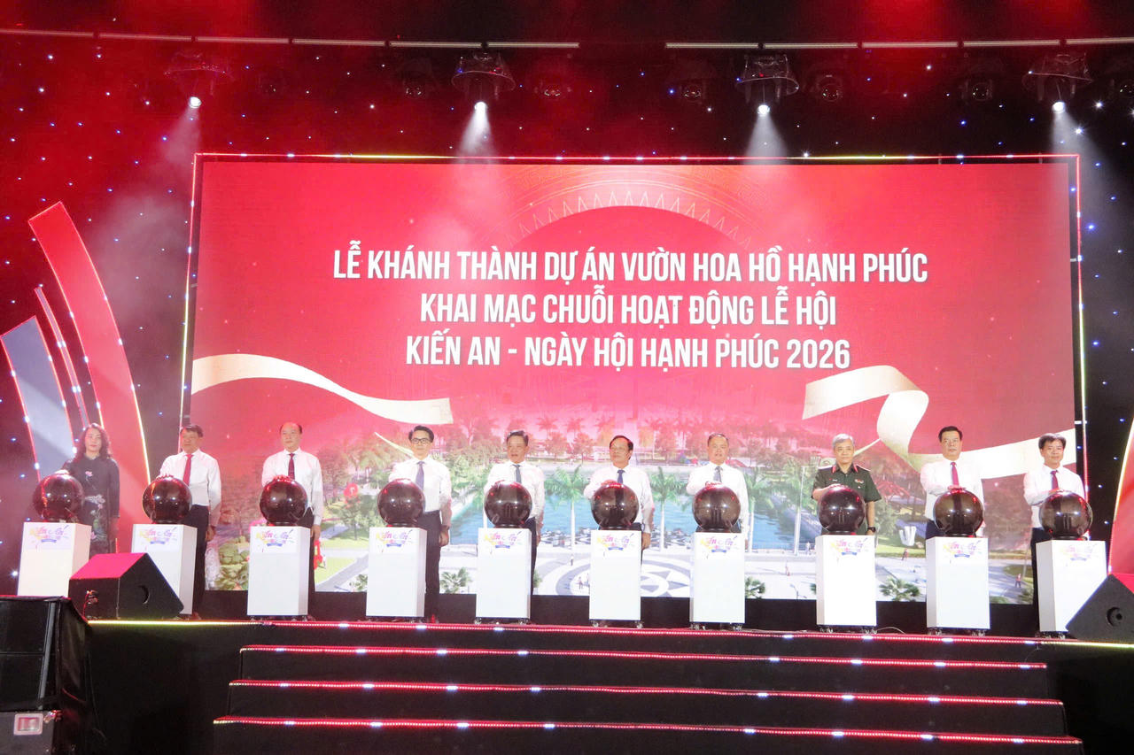 Lãnh đạo TP và lãnh đạo địa phương thực hiện nghi thức khai mạc chuỗi sự kiện.
