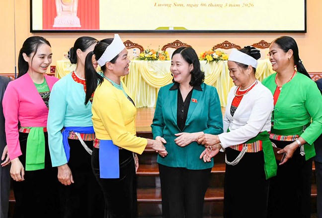 Ủy viên Bộ Chính trị, Bí thư Trung ương Đảng, Bí thư Đảng ủy Mặt trận Tổ quốc, các đoàn thể Trung ương, Chủ tịch Mặt trận Tổ quốc Việt Nam Bùi Thị Minh Hoài cùng với cử tri tham dự Hội nghị&nbsp;tiếp xúc cử tri