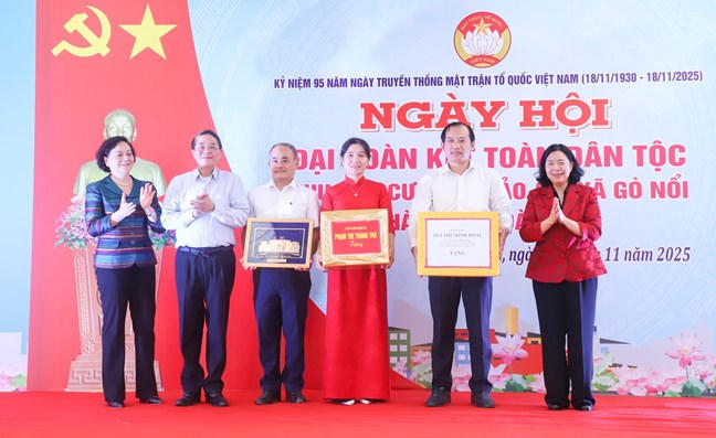 Chủ tịch Ủy ban Trung ương Mặt trận Tổ quốc Việt Nam Bùi Thị Minh Hoài (thứ nhất từ phải sang) tặng quà cho xã Gò Nổi, thành phố Đà Nẵng tại Ngày hội đại đoàn kết toàn dân tộc ngày 18/11/2025.