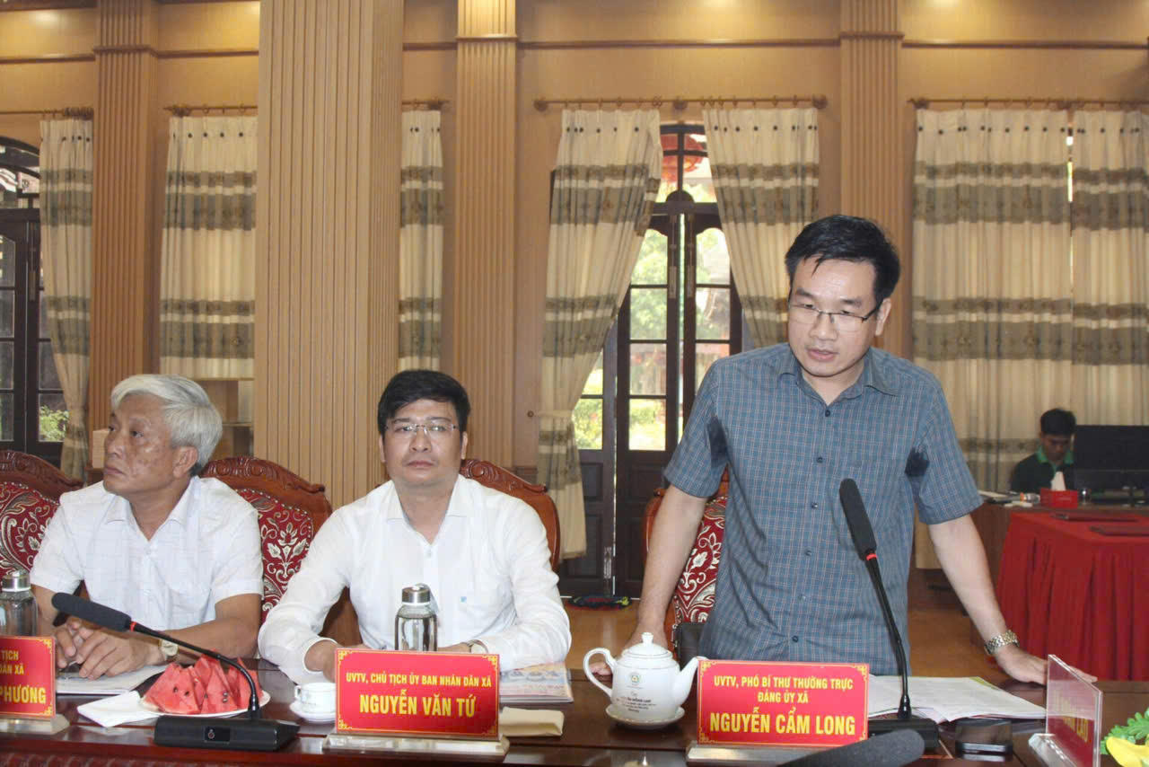 heo Tiến sĩ Nguyễn Cẩm Long (đứng), muốn người dân gắn bó với đồng ruộng cần tổ chức sản xuất theo chuỗi giá trị, có doanh nghiệp đồng hành bao tiêu sản phẩm.