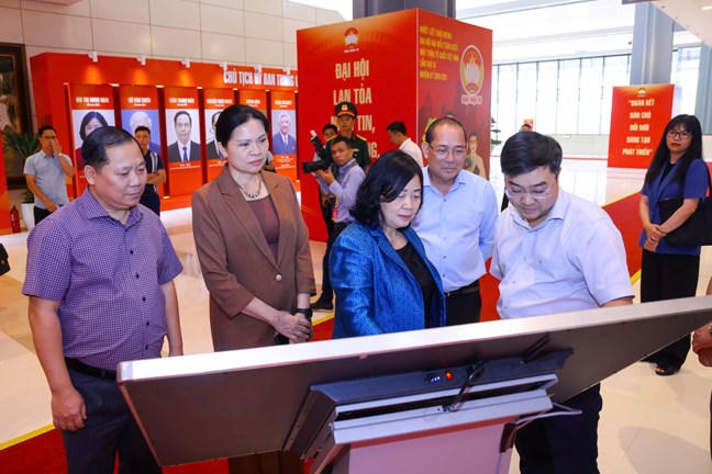 Chủ tịch Ủy ban Trung ương Mặt trận Tổ quốc Việt Nam Bùi Thị Minh Hoài cùng các đồng chí trong Ban Thường trực trải nghiệm Không gian "Mặt trận số" trước thềm Đại hội đại biểu toàn quốc Mặt trận Tổ quốc Việt Nam lần thứ XI, nhiệm kỳ 2026-2031.