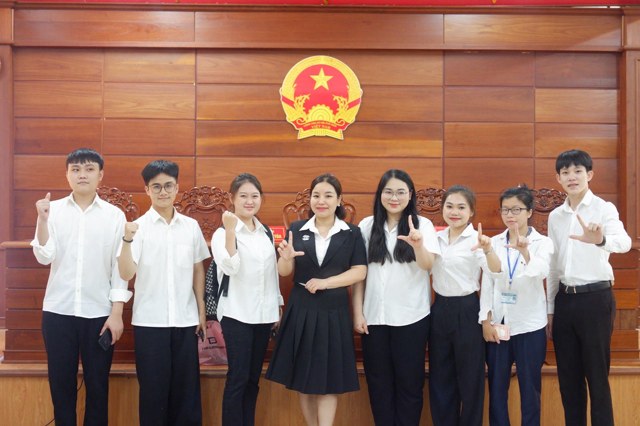 Các phiên toà giả định được nhà trường hướng dẫn các sinh viên tham gia để cọ xát với nghề từ sớm