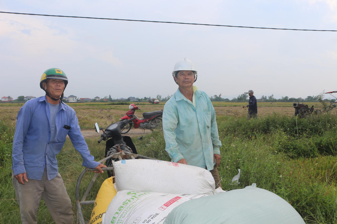 Ông Lợi và ông Hiệu chia sẻ về áp lực chi phí sản xuất trong vụ lúa Đông Xuân.