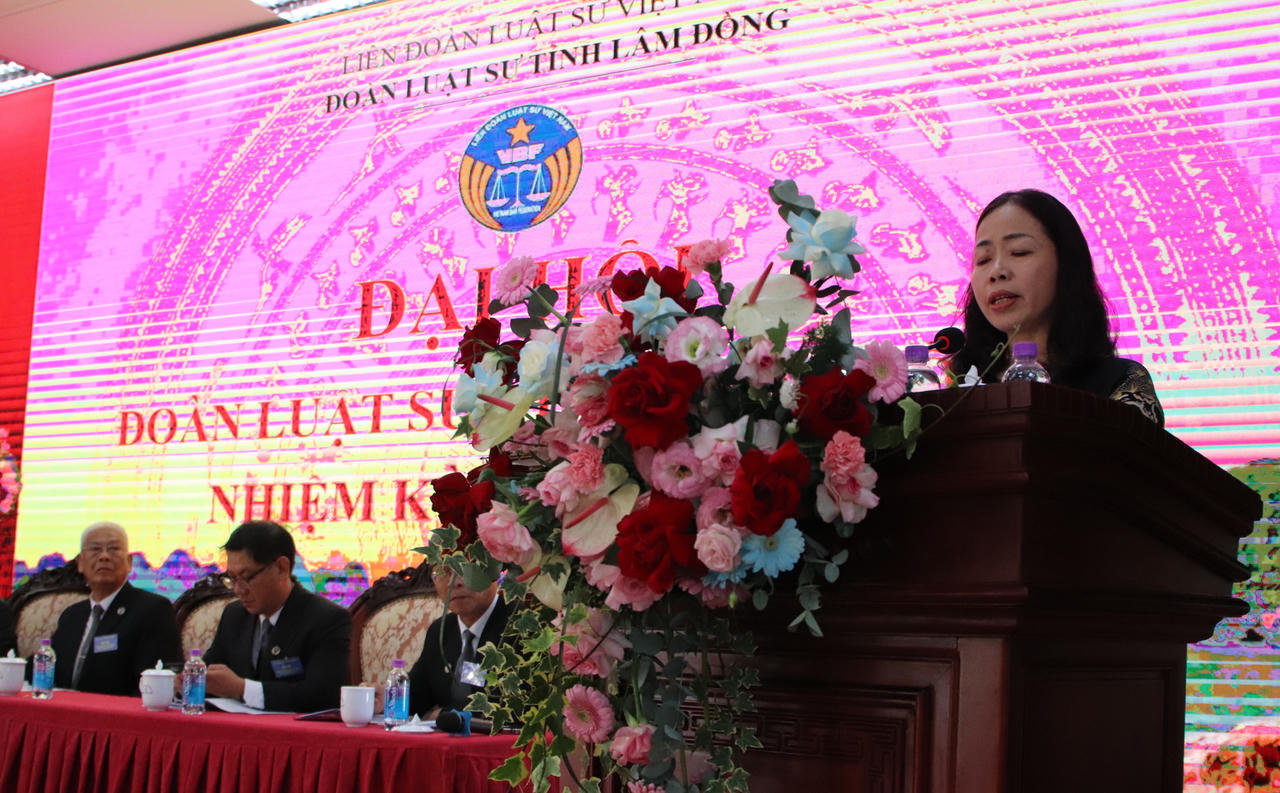 Bà Đặng Kim Hoa – Phó Cục trưởng Cục Bổ trợ Tư pháp (Bộ Tư pháp) phát biểu chỉ đạo Đại hội.