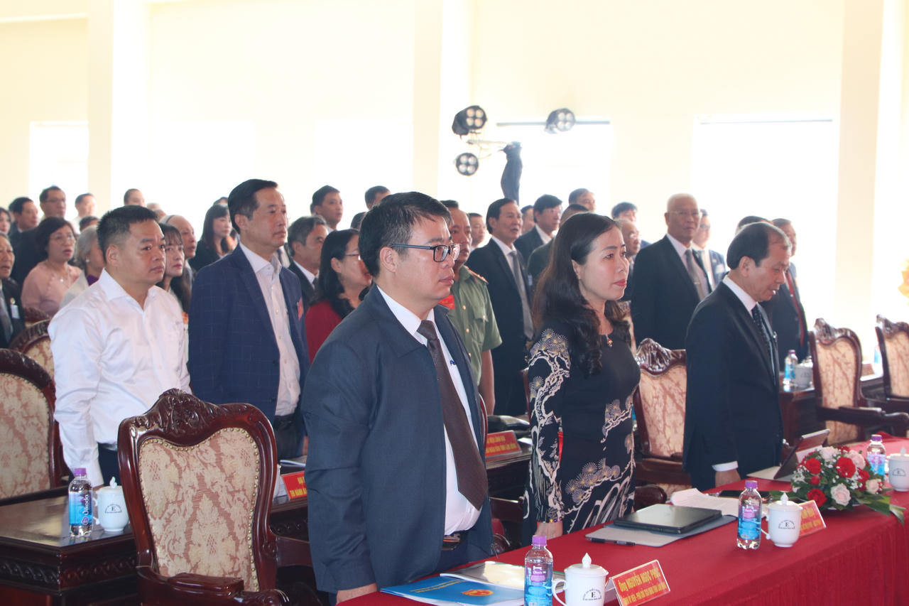 Các đại biểu chào cờ chuẩn bị bước vào ngày làm việc thứ 2 Đại hội.