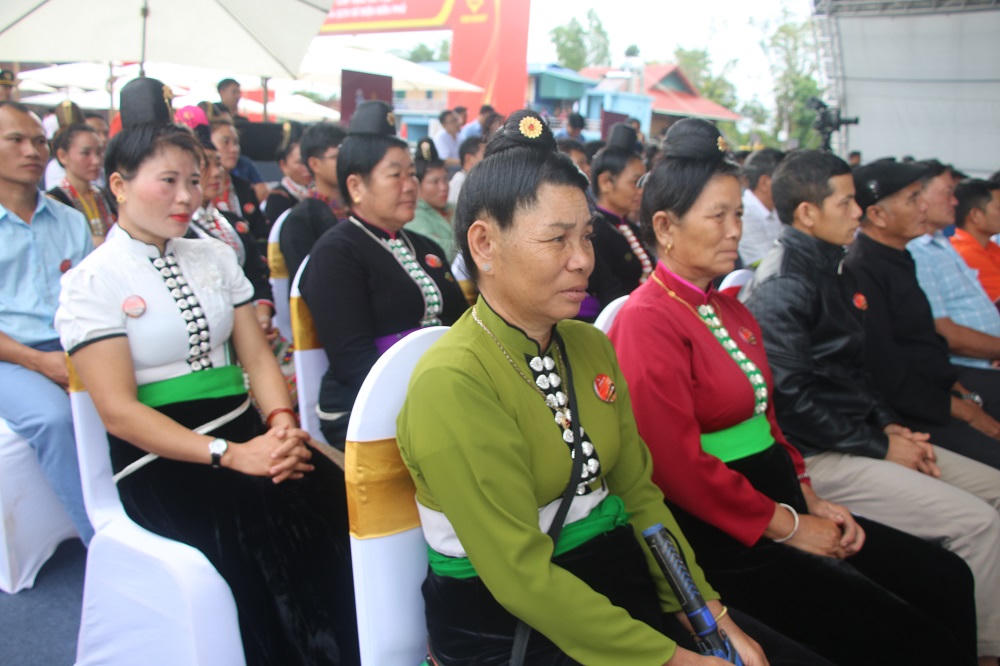 Đông đảo nhân dân đến tham dự buổi lễ.