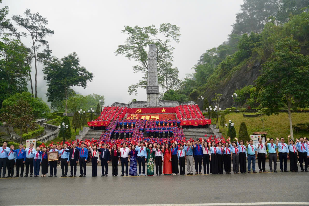 Các đại biểu chụp hình lưu niệm tại buổi lễ. (Ảnh: PV)