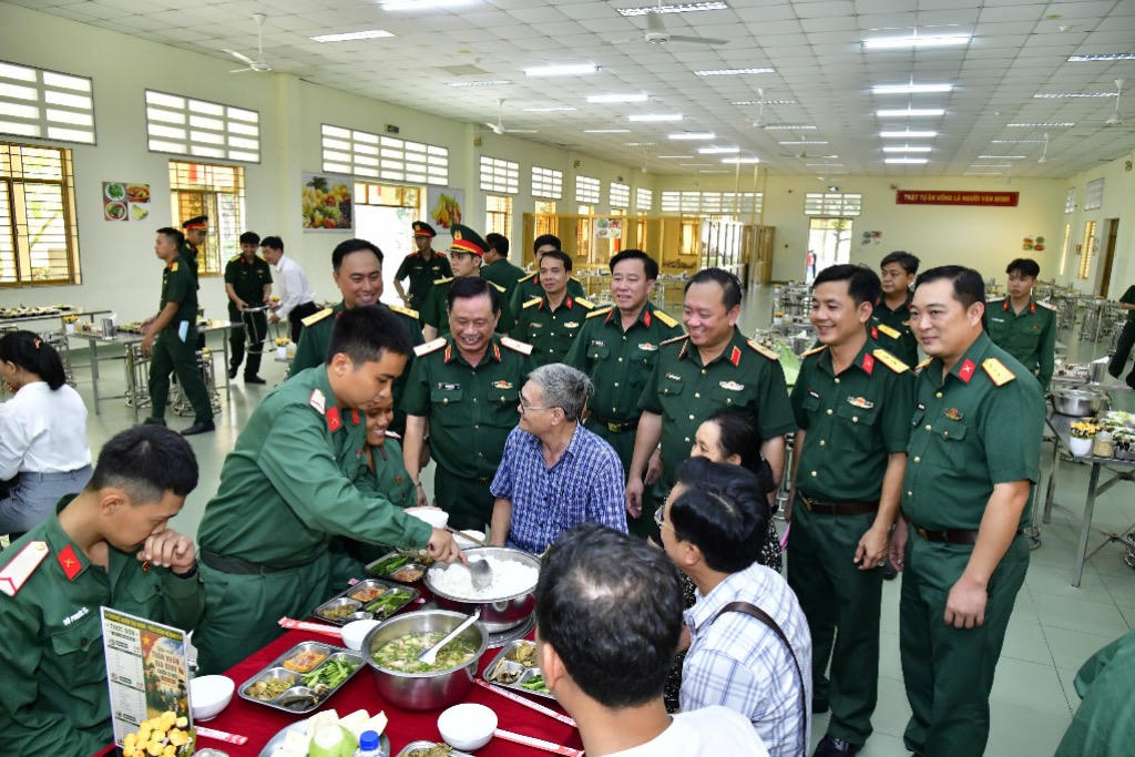 Gia đình chiến sĩ mới dùng cơm cùng chiến sĩ. (Ảnh: Hữu Tân)
