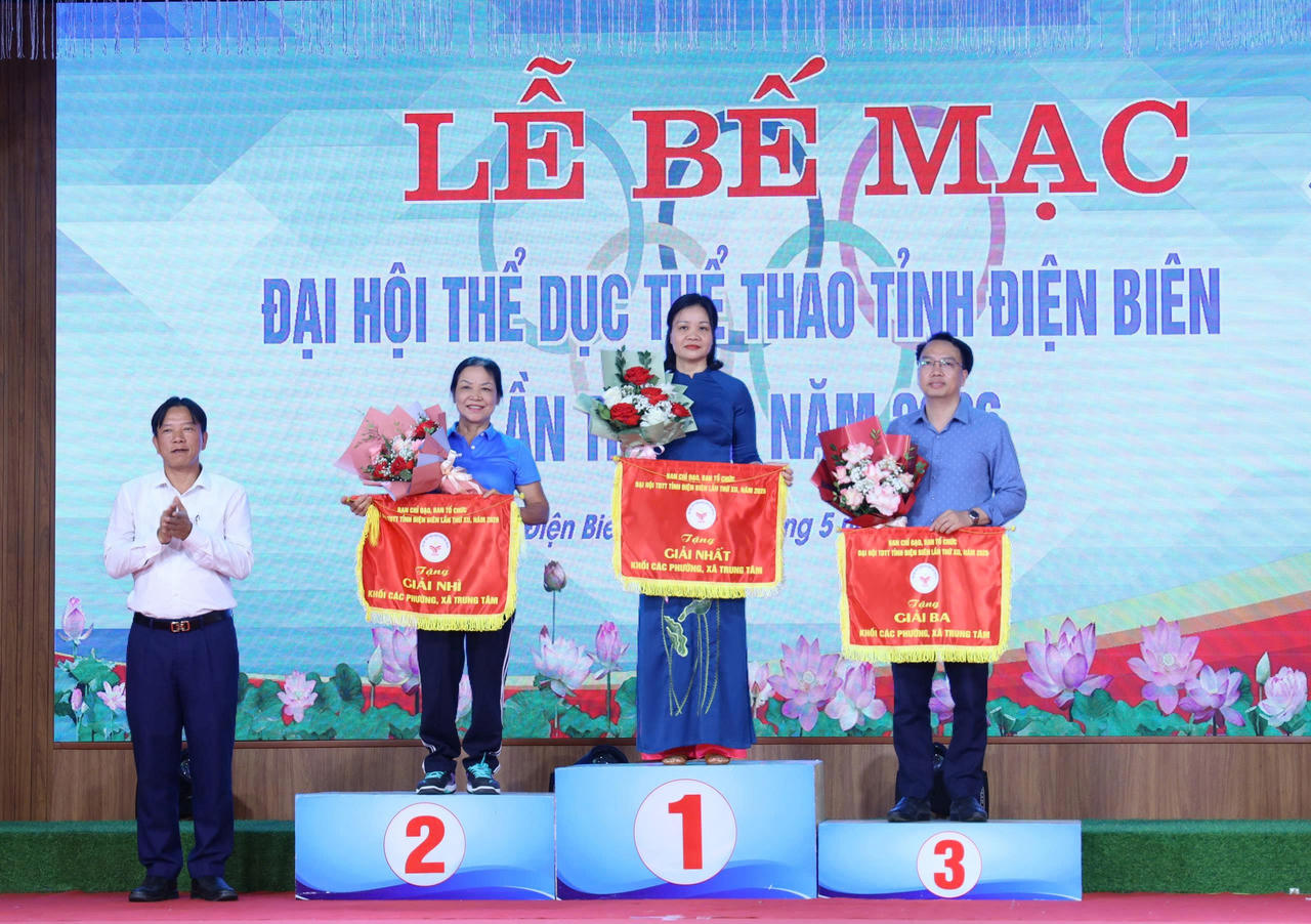 Trao giải cho các đoàn vận động viên có thành tích tại Đại hội.