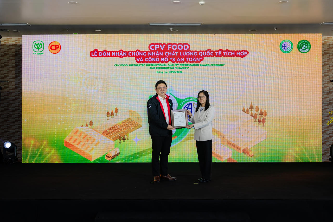 Đại diện BSI Thái Lan trao Chứng nhận Chất lượng quốc tế tích hợp CPF Food Standard PS 7818:2023 cho đại diện CPV Food. Ảnh: C.P.