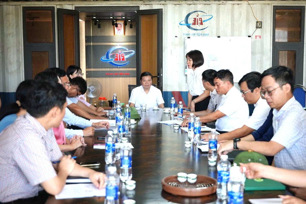 Chủ tịch UBND tỉnh Lê Hồng Vinh nghe các đơn vị báo cáo tiến độ dự án Bệnh viện đa khoa Bắc Quảng Bình (cơ sở 2).