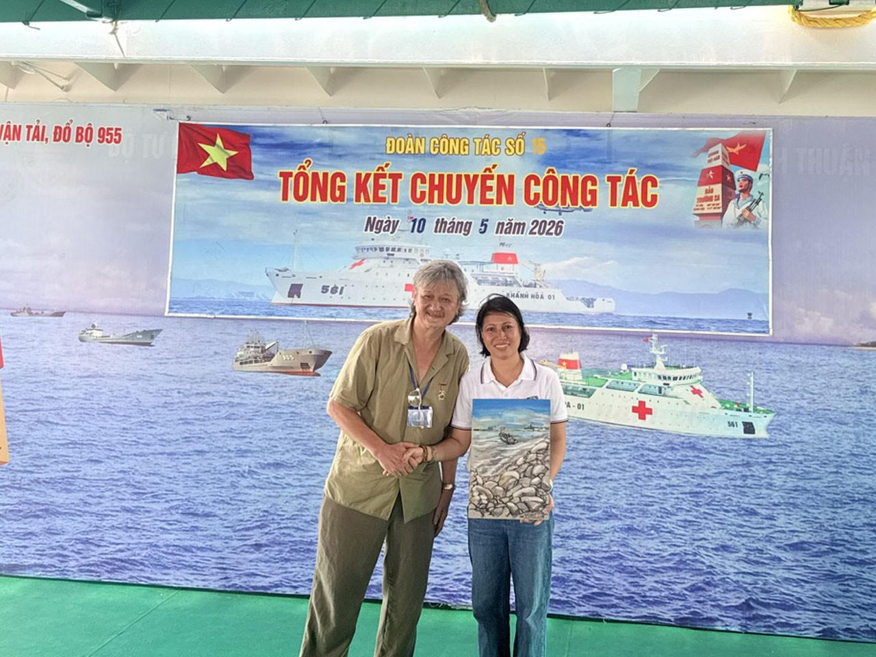 Đồng chí Bùi Thị Thủy, Phó Vụ trưởng Vụ Tổ chức cán bộ, Bộ Tư pháp tham gia đấu giá thành công bức tranh: “Bình minh trên Đảo Đá Tây A” để ủng hộ quỹ “Vì Trường Sa thân yêu”